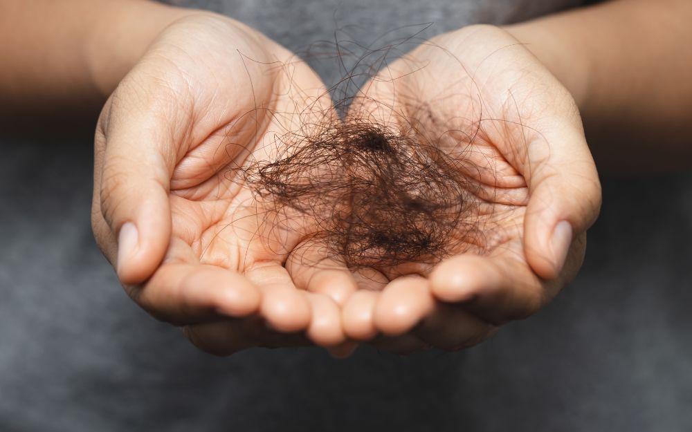 Rụng tóc thiếu chất gì? Nguyên nhân và cách giảm rụng tóc