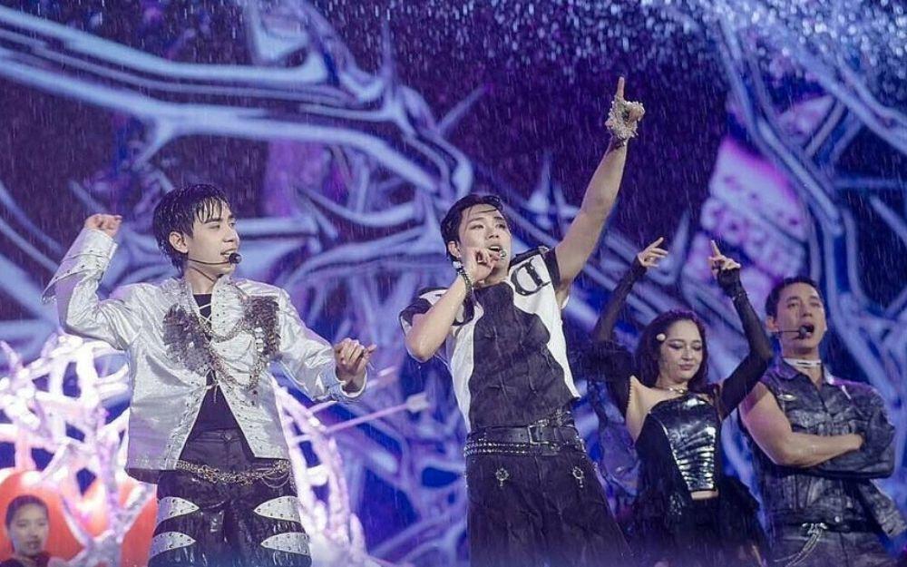 Khán giả khóc ròng vì "đặc quyền 10 triệu" tại concert Anh Trai Say Hi dưới mưa, càng nhìn càng xót