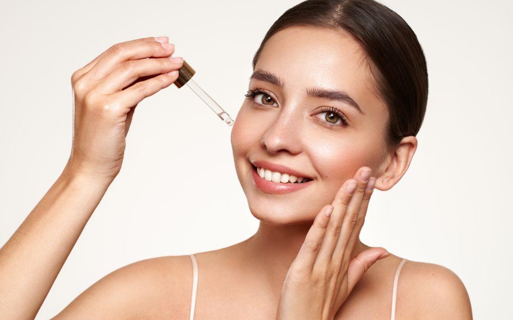 Chăm da thông minh là chỉ cần đúng 3 lọ serum này để "bật công tắc" trẻ hóa