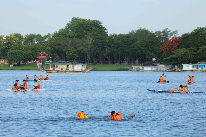 Chèo SUP Huế - 6+ địa điểm thuê SUP sông Hương giá rẻ, chất lượng
