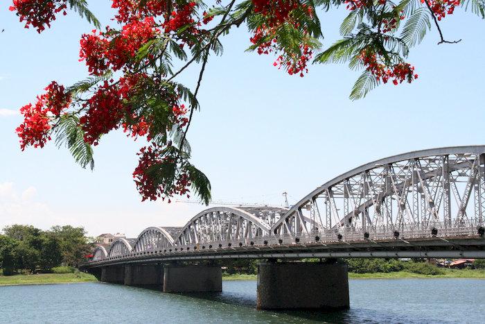 Cầu Trường Tiền: Địa điểm vui chơi “sống ảo” lý tưởng khi đến Huế