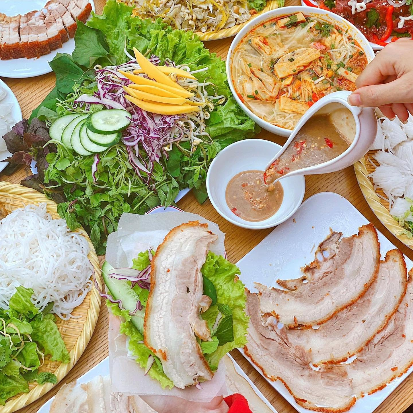 Sam Đỏ là địa chỉ bán bánh tráng cuốn thịt heo Huế được nhiều gia đình yêu thích Sam Đỏ là địa chỉ bán bánh tráng cuốn thịt heo Huế được nhiều gia đình yêu thích