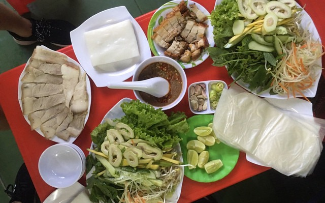 Mệ Thẻo là quán bánh tráng thịt heo được dân địa phương ưa chuộng Mệ Thẻo là quán bánh tráng thịt heo được dân địa phương ưa chuộng