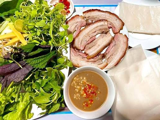 Duyên Quán gây ấn tượng với thực khách bởi thịt heo giòn da cùng chén mắm nêm đậm đà Duyên Quán gây ấn tượng với thực khách bởi thịt heo giòn da cùng chén mắm nêm đậm đà