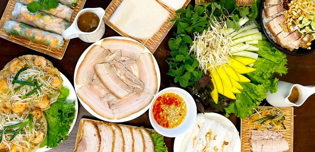 Thực khách có thể thưởng thức bánh tráng thịt heo, bún mắm, bánh xèo tại Mộc Thực khách có thể thưởng thức bánh tráng thịt heo, bún mắm, bánh xèo tại Mộc
