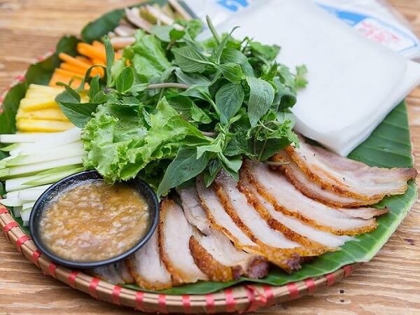 Nên ưu tiên chọn các quán bánh tráng cuốn thịt heo được thực khách đánh giá tốt Nên ưu tiên chọn các quán bánh tráng cuốn thịt heo được thực khách đánh giá tốt