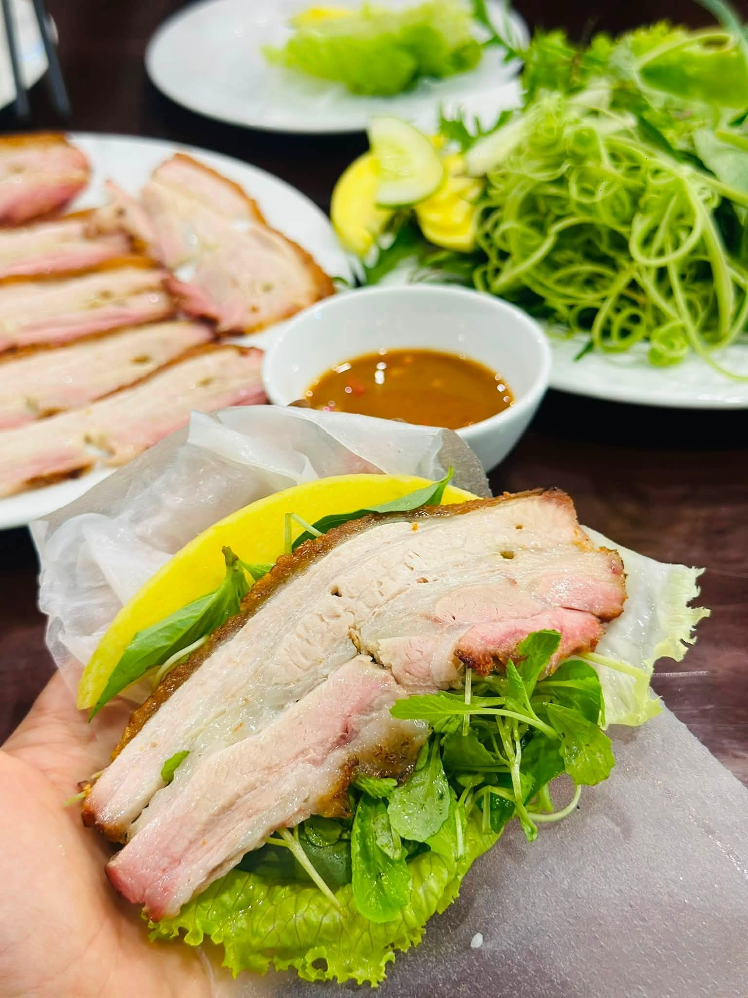 Thịt heo quay lu da giòn tại quán Bà Thuận Huế Thịt heo quay lu da giòn tại quán Bà Thuận Huế