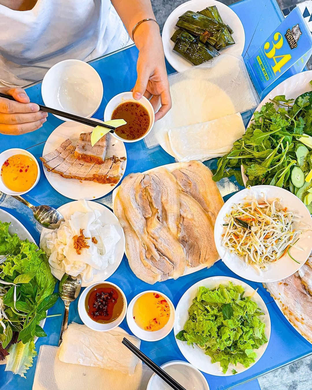 Đĩa bánh tráng cuốn thịt heo quay tại quán Donald Trung Huế Đĩa bánh tráng cuốn thịt heo quay tại quán Donald Trung Huế