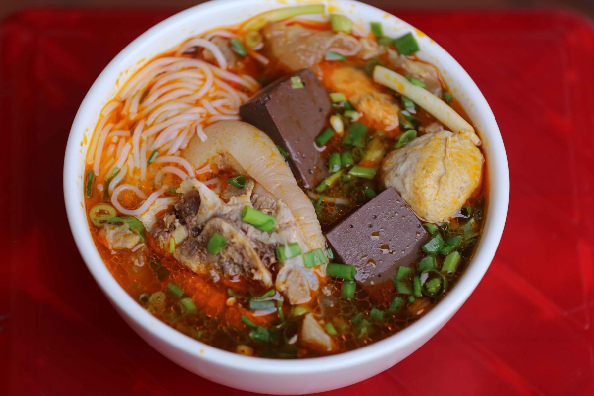 B&uacute;n b&ograve; Huế l&agrave; đặc sản nhất định phải thử khi gh&eacute; thăm Huế