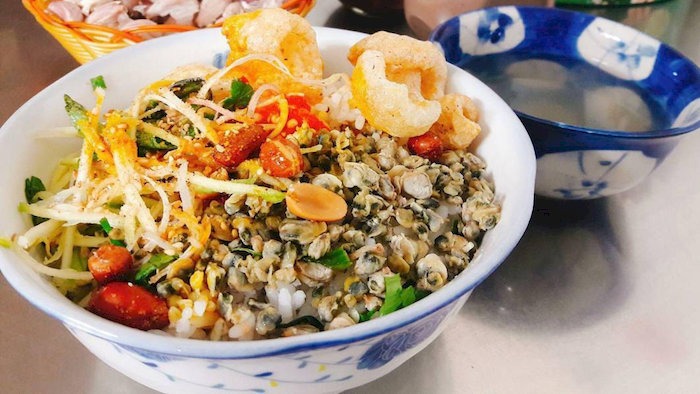 Cơm hến, b&uacute;n hến l&agrave; m&oacute;n đặc sản c&oacute; gi&aacute; cả b&igrave;nh d&acirc;n