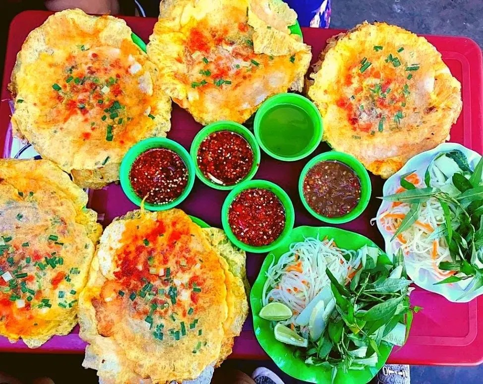 Cơm hến, b&uacute;n hến l&agrave; m&oacute;n đặc sản c&oacute; gi&aacute; cả b&igrave;nh d&acirc;n