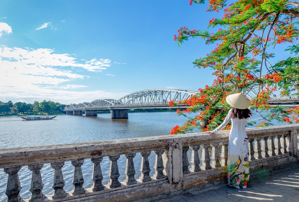 S&ocirc;ng Hương l&agrave; cảnh đẹp đi v&agrave;o trong thơ ca ở Huế