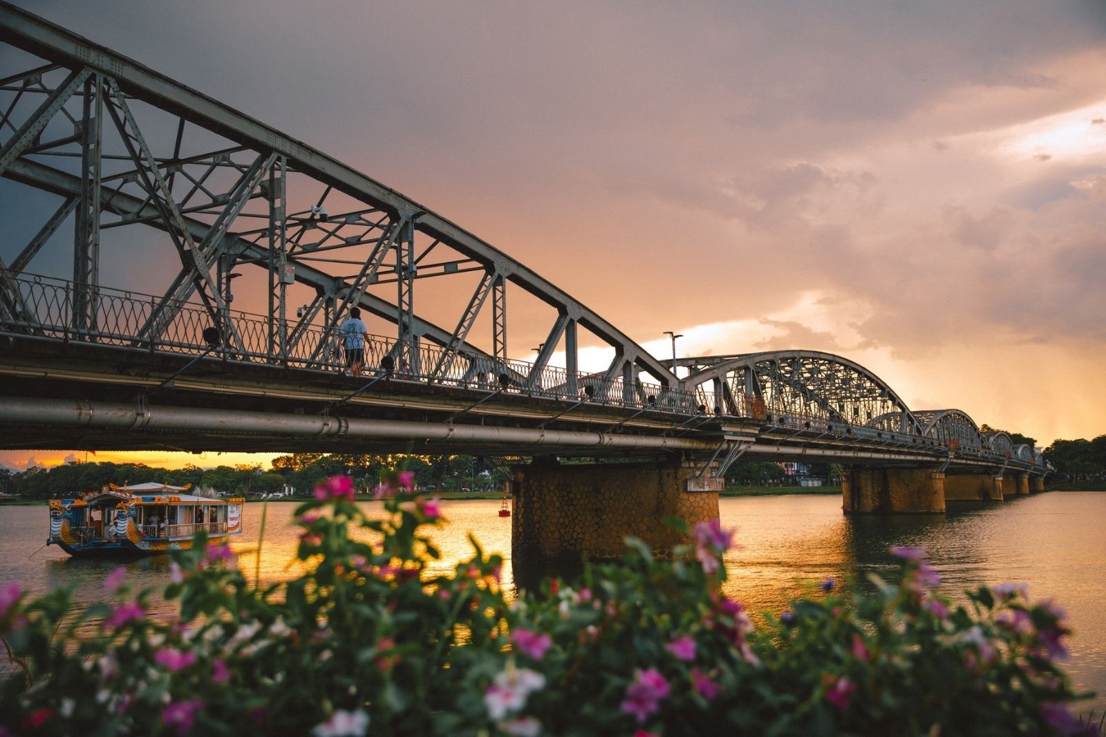 View ngắm ho&agrave;ng h&ocirc;n từ cầu Tr&agrave;ng Tiền