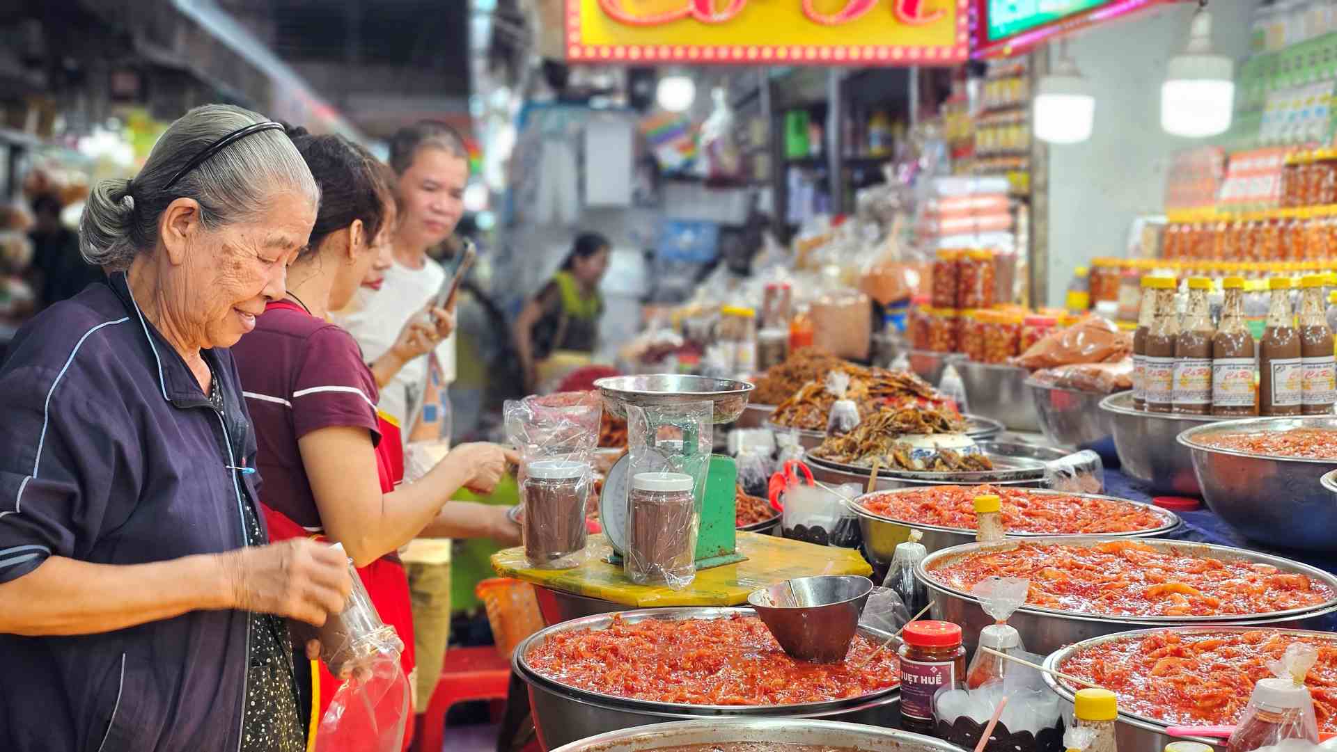 Chợ Đ&ocirc;ng Ba l&agrave; một trong những khu chợ ở Huế nổi tiếng, l&acirc;u đời