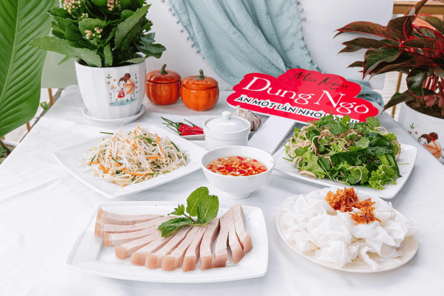 B&aacute;nh ướt cuốn thịt heo quay tại qu&aacute;n Dung Ng&ocirc; Huế